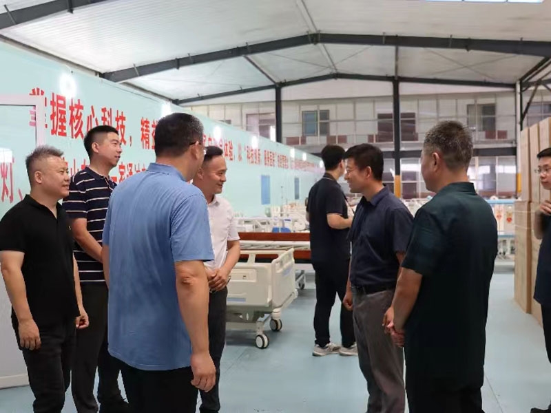 9月5日，國(guó)家發(fā)展和改革委員會(huì)各位領(lǐng)導(dǎo)及曲阜市陵城鎮(zhèn)政府各級(jí)領(lǐng)導(dǎo)，蒞臨集團(tuán)公司考察調(diào)研產(chǎn)業(yè)融合發(fā)展情況